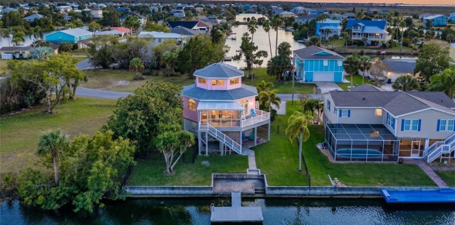 House in Hernando Beach, Florida 2 bedrooms, 129.32 sq.m. № 2120009