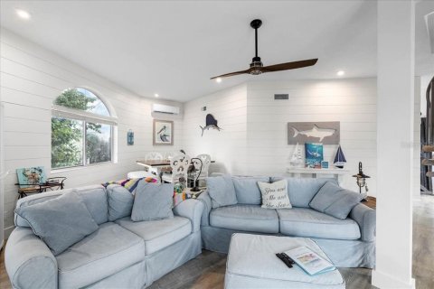 House in Hernando Beach, Florida 2 bedrooms, 129.32 sq.m. № 2120009 - photo 11