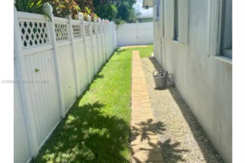 Снять в аренду виллу или дом в Форт-Лодердейл, Флорида 2 спальни, 129.6м2, № 2074127 - фото 25