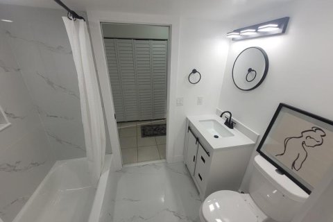 Купить кондоминиум в Лейк-Уорт, Флорида 5 комнат, 104.98м2, № 2086333 - фото 13