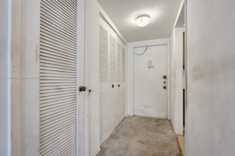 Condo in Sunrise, Florida, 2 bedrooms  № 1764319 - photo 19