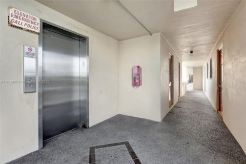 Condo in Sunrise, Florida, 2 bedrooms  № 1764319 - photo 20