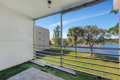 Condo in Sunrise, Florida, 2 bedrooms  № 1764319 - photo 3