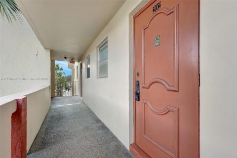 Condo in Sunrise, Florida, 2 bedrooms  № 1764319 - photo 2