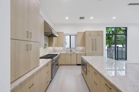 Купить виллу или дом в Делрей-Бич, Флорида 9 комнат, 335.19м2, № 2083661 - фото 18