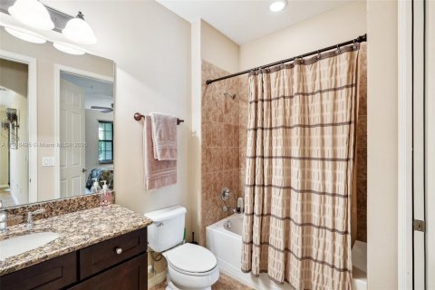 Condo in Naples, Florida, 2 bedrooms  № 1973572 - photo 17