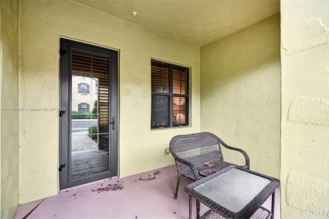 Condo in Naples, Florida, 2 bedrooms  № 1973572 - photo 24