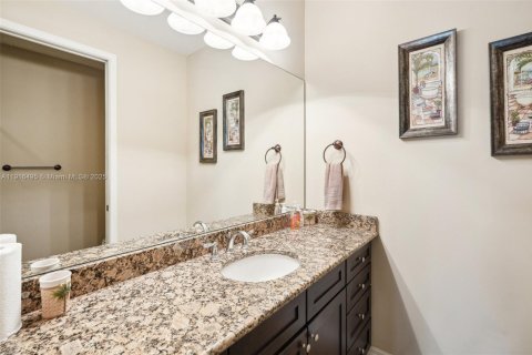 Condo in Naples, Florida, 2 bedrooms  № 1973572 - photo 15