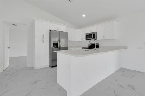 House in Cape Coral, Florida 3 bedrooms, 121.7 sq.m. № 2121300 - photo 1