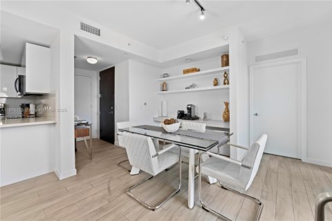 Condo in Miami, Florida, 2 bedrooms № 1926219 - photo 13