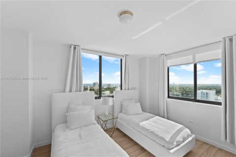 Condo in Miami, Florida, 2 bedrooms № 1926219 - photo 11