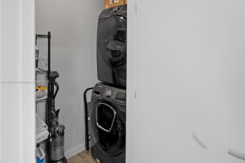 Condo in Miami, Florida, 2 bedrooms № 1926219 - photo 5