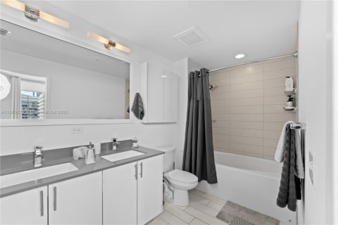 Condo in Miami, Florida, 2 bedrooms № 1926219 - photo 6