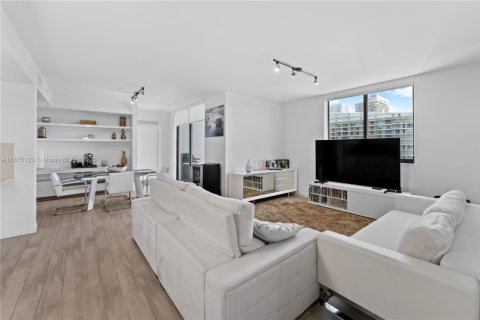 Condo in Miami, Florida, 2 bedrooms № 1926219 - photo 16