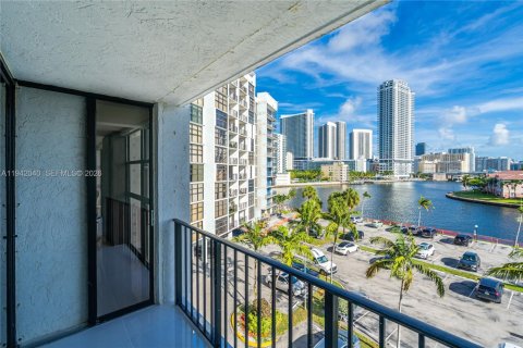 Copropriété à vendre à Hallandale Beach, Floride: 2 chambres, 99.87 m2 № 1999027 - photo 12