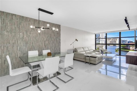 Copropriété à vendre à Hallandale Beach, Floride: 2 chambres, 99.87 m2 № 1999027 - photo 15