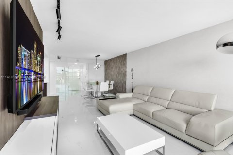 Copropriété à vendre à Hallandale Beach, Floride: 2 chambres, 99.87 m2 № 1999027 - photo 18