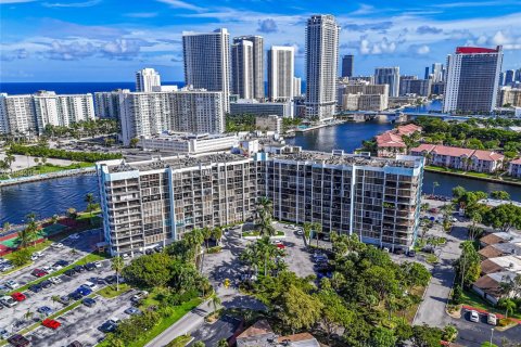 Copropriété à vendre à Hallandale Beach, Floride: 2 chambres, 99.87 m2 № 1999027 - photo 8