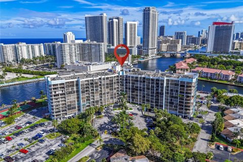 Copropriété à vendre à Hallandale Beach, Floride: 2 chambres, 99.87 m2 № 1999027 - photo 7