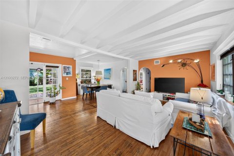 House in Biscayne Park, Florida 4 bedrooms, 125.51 sq.m. № 2378612