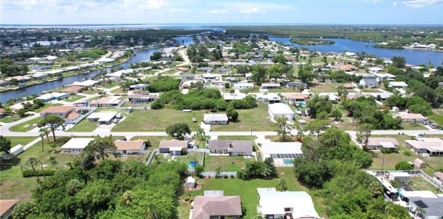 Villa ou maison à Port Charlotte, Floride 2 chambres, 104.89 m2 № 2157482