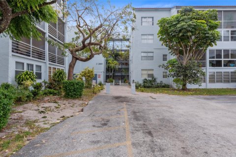 Condominio en alquiler en Lauderdale Lakes, Florida, 1 dormitorio, 77.57 m2 № 984080 - foto 1