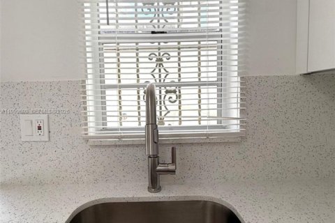 Copropriété à louer à Hialeah, Floride: 2 chambres, 77.48 m2 № 2067199 - photo 13