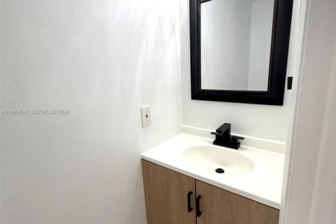 Copropriété à louer à Hialeah, Floride: 2 chambres, 77.48 m2 № 2067199 - photo 12