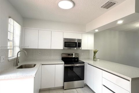 Copropriété à louer à Hialeah, Floride: 2 chambres, 77.48 m2 № 2067199 - photo 2