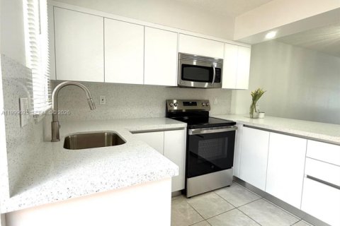 Copropriété à louer à Hialeah, Floride: 2 chambres, 77.48 m2 № 2067199 - photo 14