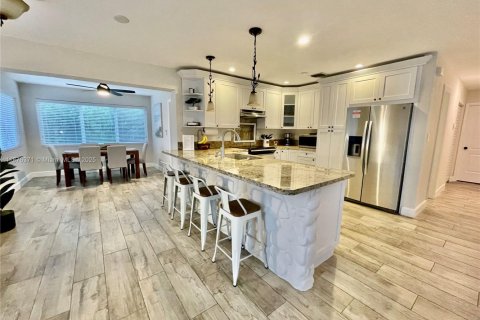 House in West Miami, Florida 4 bedrooms, 137.12 sq.m. № 1923672 - photo 4