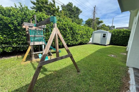 House in West Miami, Florida 4 bedrooms, 137.12 sq.m. № 1923672 - photo 28