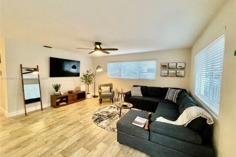 House in West Miami, Florida 4 bedrooms, 137.12 sq.m. № 1923672 - photo 2