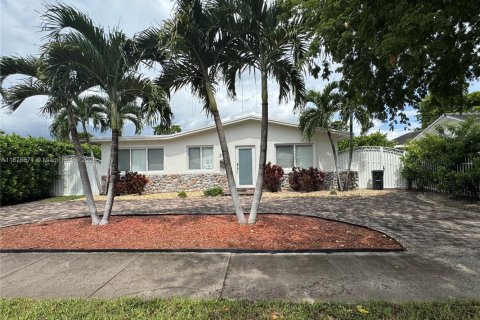 House in West Miami, Florida 4 bedrooms, 137.12 sq.m. № 1923672 - photo 1