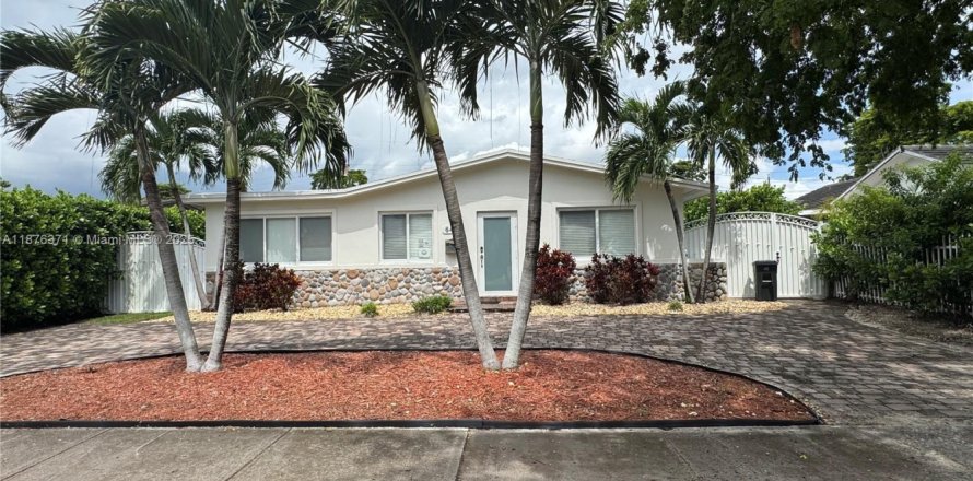 House in West Miami, Florida 4 bedrooms, 137.12 sq.m. № 1923672