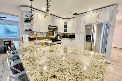 House in West Miami, Florida 4 bedrooms, 137.12 sq.m. № 1923672 - photo 3