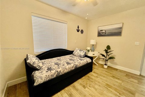 House in West Miami, Florida 4 bedrooms, 137.12 sq.m. № 1923672 - photo 19