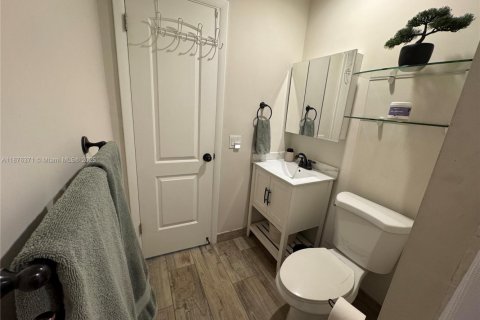 House in West Miami, Florida 4 bedrooms, 137.12 sq.m. № 1923672 - photo 23