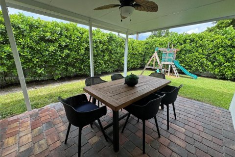 House in West Miami, Florida 4 bedrooms, 137.12 sq.m. № 1923672 - photo 26