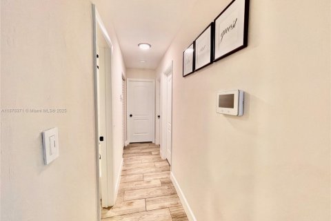 House in West Miami, Florida 4 bedrooms, 137.12 sq.m. № 1923672 - photo 7