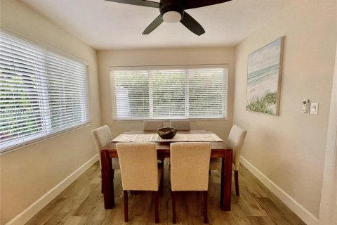 House in West Miami, Florida 4 bedrooms, 137.12 sq.m. № 1923672 - photo 21