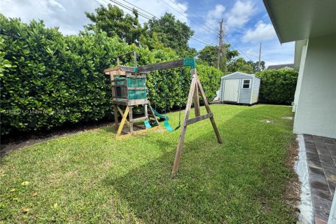 House in West Miami, Florida 4 bedrooms, 137.12 sq.m. № 1923672 - photo 30