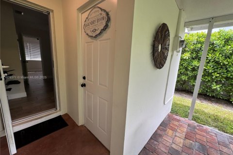House in West Miami, Florida 4 bedrooms, 137.12 sq.m. № 1923672 - photo 25