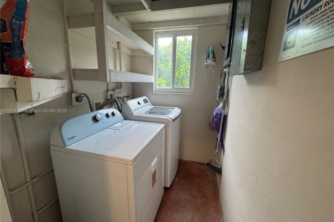House in West Miami, Florida 4 bedrooms, 137.12 sq.m. № 1923672 - photo 24
