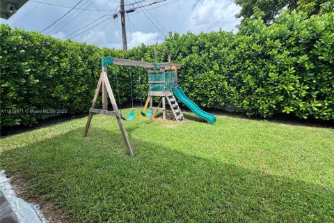 House in West Miami, Florida 4 bedrooms, 137.12 sq.m. № 1923672 - photo 27