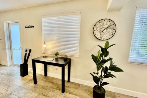 House in West Miami, Florida 4 bedrooms, 137.12 sq.m. № 1923672 - photo 6