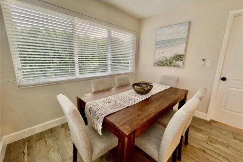 House in West Miami, Florida 4 bedrooms, 137.12 sq.m. № 1923672 - photo 5