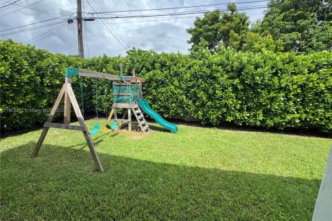 House in West Miami, Florida 4 bedrooms, 137.12 sq.m. № 1923672 - photo 29