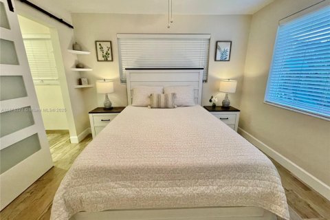 House in West Miami, Florida 4 bedrooms, 137.12 sq.m. № 1923672 - photo 12