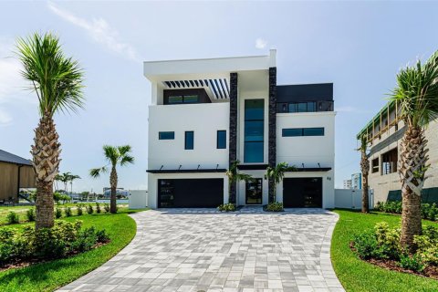 House in Treasure Island, Florida 5 bedrooms, 432.92 sq.m. № 2209028